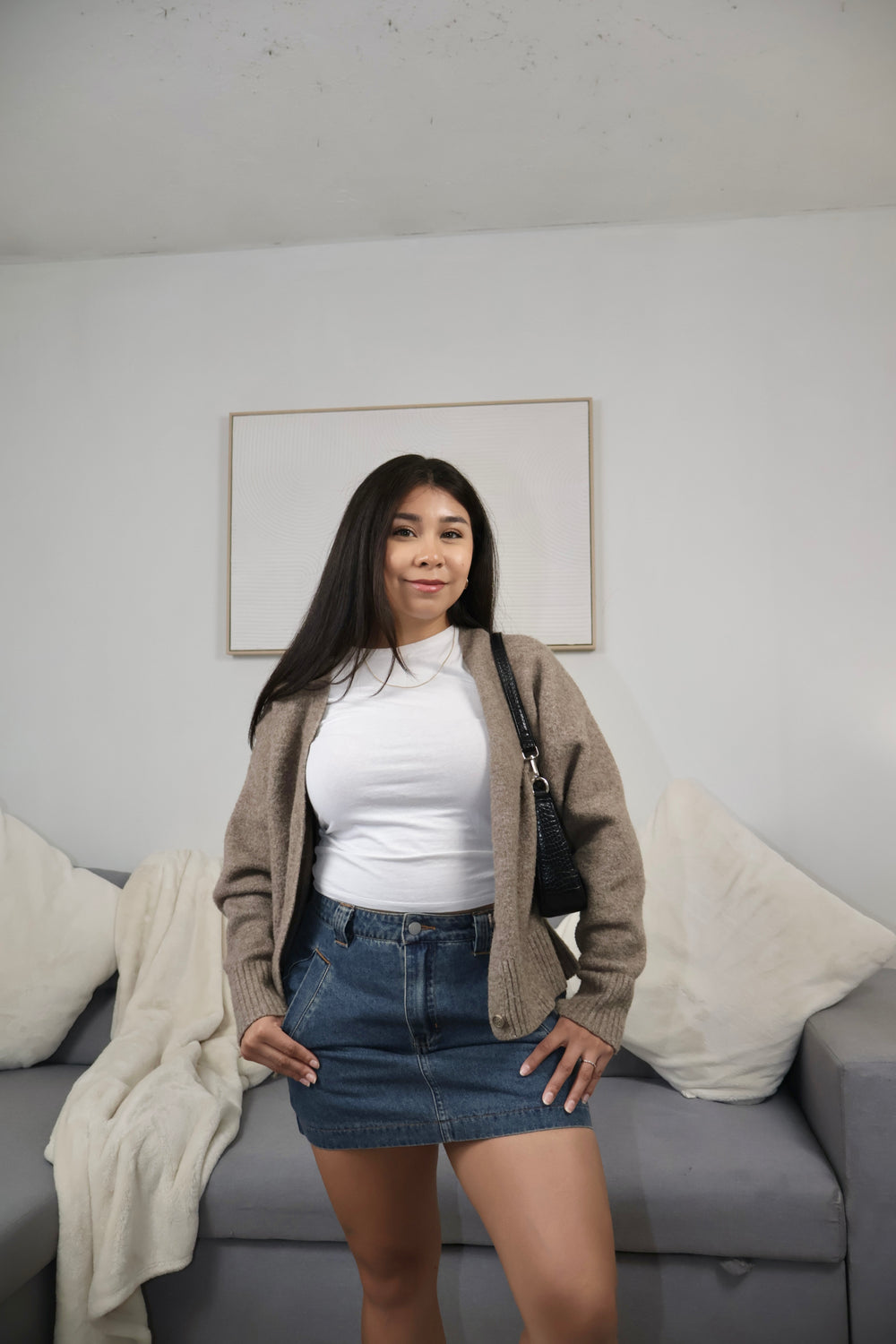 cut and casual outfit. White crop top, brown cardigan and dark denim mini skirt 