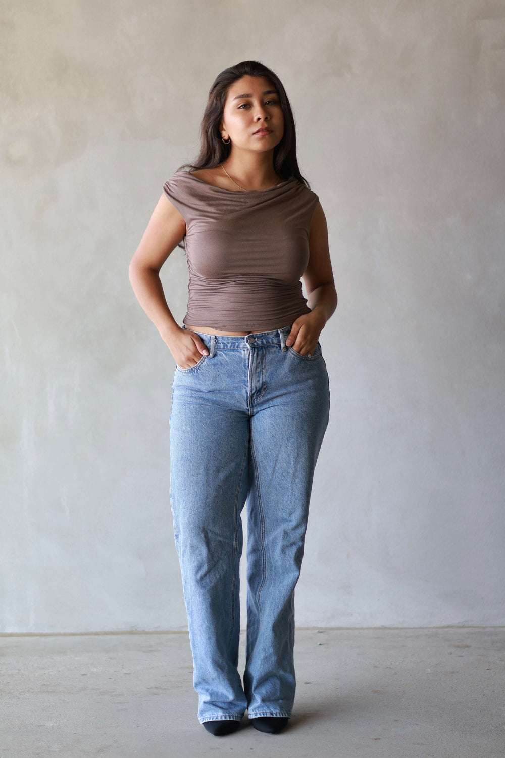 brown off the shoulder top wit jeans and black heels